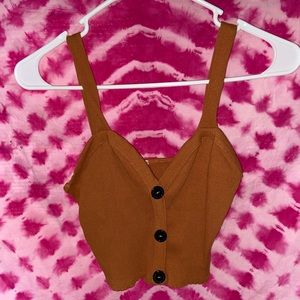 BURNT ORANGE CROP TOP WITH FUTE BUTTONS.